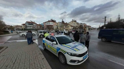 Otomobille hafif ticari ara&ccedil; &ccedil;arpıştı: 1 yaralı
