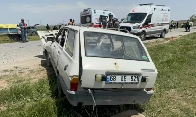Otomobille hafif ticari ara&ccedil; &ccedil;arpıştı: 4 yaralı
