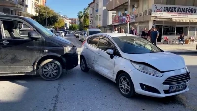 Otomobille hafif ticari aracın &ccedil;arpışması kamerada
