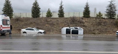 Otomobille hafif ticari aracın &ccedil;arpıştığı kazada 6 kişi yaralandı
