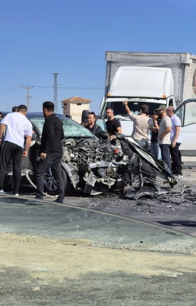 Otomobille kamyonet çarpıştı: 1’i ağır 5 yaralı
