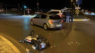 Otomobille motosiklet çarpıştı: 1 ağır yaralı
