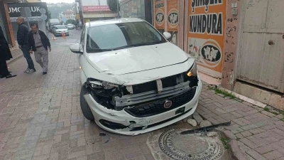 Otomobille motosikletin &ccedil;arpışma anı kamerada: 1 yaralı
