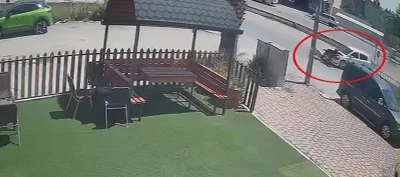 Otomobille motosikletin &ccedil;arpıştığı kaza g&uuml;venlik kamerasında: 1 yaralı

