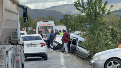 Otomobiller çarpıştı: 1’i çocuk 4 kişi yaralı
