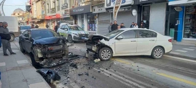 Otomobiller kafa kafaya &ccedil;arpıştı, 1 yaralı
