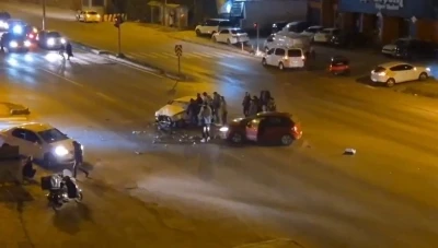Otomobiller kafa kafaya &ccedil;arpıştı; 2 yaralı
