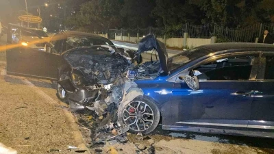 Otomobiller kafa kafaya &ccedil;arpıştı: 3 yaralı
