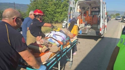 Otomobiller kafa kafaya çarpıştı: 4 yaralı
