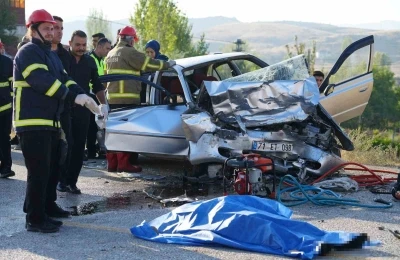 Otomobiller kafa kafaya çarpıştı: Sürücüler hayatını kaybetti
