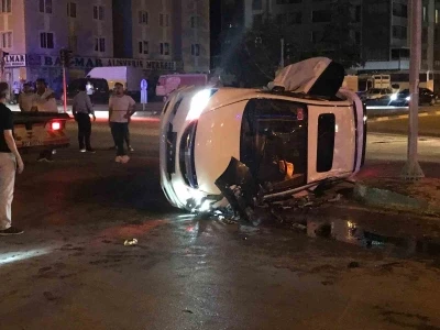 Otomobiller kavşakta &ccedil;arpıştı: 2 yaralı
