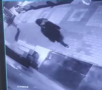 Otomobillerin aynalarını kırıp camlarını yumrukladılar, hi&ccedil;bir şey olmamış gibi gittiler
