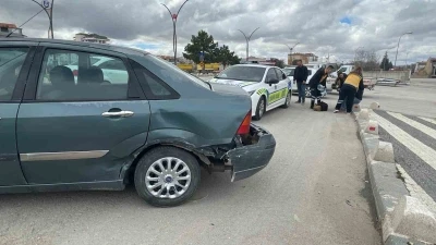Otomobillerin &ccedil;arpıştığı an kameraya yansıdı: 1 yaralı
