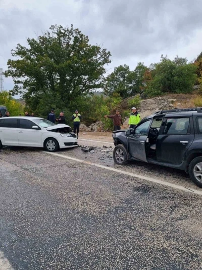 Otomobillerin çarpıştığı kazada 2 kişi yaralandı
