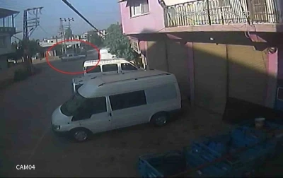 Otomobillerin &ccedil;arpıştığı kazada 2 kişi yaralandı o anlar kamerada
