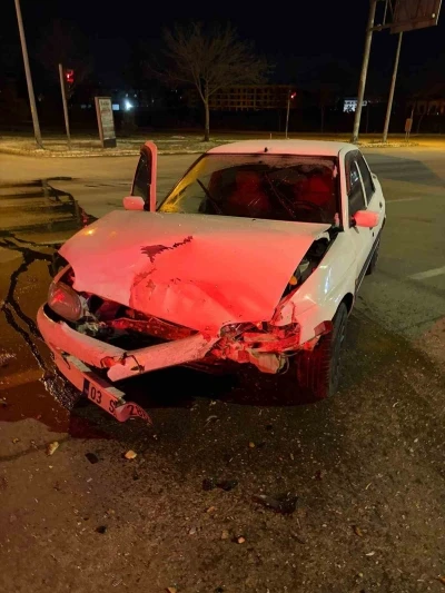 Otomobillerin &ccedil;arpıştığı kazada 4 kişi yaralandı
