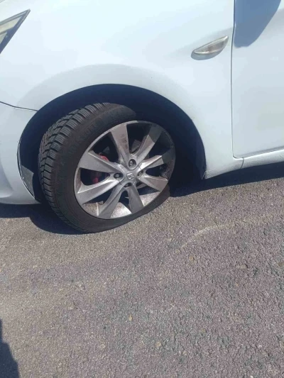 Otomobillerin lastiklerine zarar veren şahıs kameralara yakalandı
