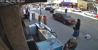 Otomobillerin yol verdiği kadına motosiklet çarptı
