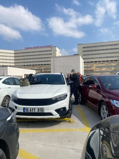 Otoparkta panik dolu anlar... Ara&ccedil;ta kilitli kalan &ccedil;ocuk cam kırılarak kurtarıldı
