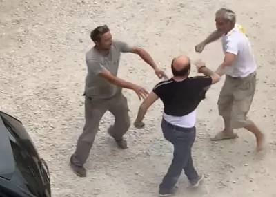 Otoparkta silahlı kavgada 2 kişi yaralandı: Olay anı kamerada
