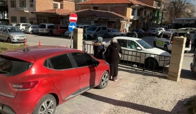 Otoparkta s&uuml;r&uuml;c&uuml;leri mahsur bıraktı, gelince de "Bilemedim ki" dedi
