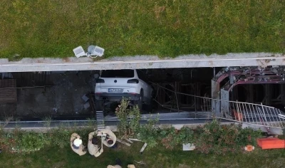 Otoparktan çıkan kadın sürücü araçlara çarparak boşluğa düştü
