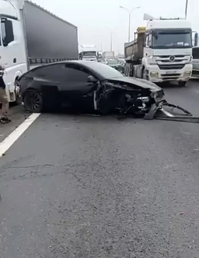 Otopilottaki Tesla karşı şeride daldı: O anlar kamerada

