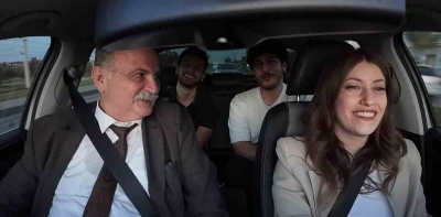 Otostop çeken öğrencilere başkandan sürpriz
