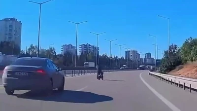 Otoyolda bisikletli tehlikesi: Kazaya ramak kaldı
