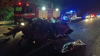 Otoyolda feci kaza, araçtan geriye hurda yığını kaldı: 1 ölü, 1 yaralı
