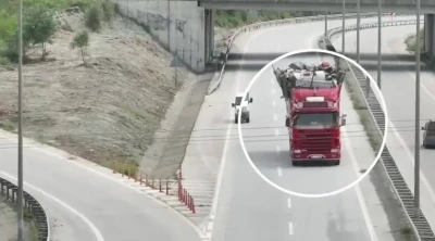 Otoyolda kuralları hi&ccedil;e sayan s&uuml;r&uuml;c&uuml;ler dron kamerasına yakalandı
