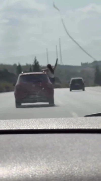 Otoyolda seyir halindeki cipte tehlikeli yolculuk
