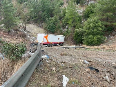 Otoyolda tır bariyerlere &ccedil;arpıp şarampole yuvarlandı: 2 yaralı
