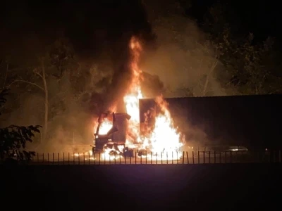 Otoyolda tırdaki yangın ormanlık alana sıçradı
