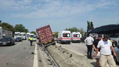 Otoyolda tırın yerinden söktüğü bariyer parçaları yola savruldu

