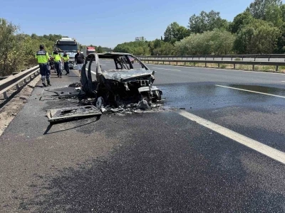 Otoyolda yabancı plakalı otomobil alev alev yandı, geriye demir yığınları kaldı

