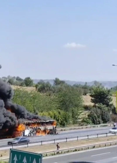 Otoyolda yolcu otobüsü alev alev yandı
