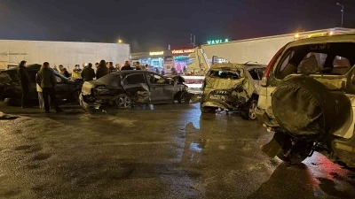 Otoyoldaki feci kazada tır s&uuml;r&uuml;c&uuml;s&uuml; yaşananları anlattı: "Gelen vurdu, giden vurdu"
