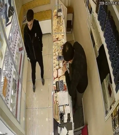 Oyaladığı kuyumcudan altınları &ccedil;aldı, ka&ccedil;amadan yakalandı
