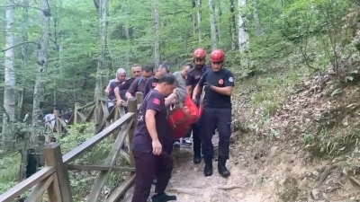 Oylat Şelalesi&rsquo;nde d&uuml;şen kadın, ekiplerin zorlu &ccedil;alışmasıyla kurtarıldı
