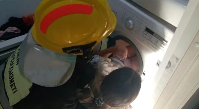 Oyun oynarken çamaşır makinesine sıkıştı
