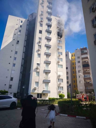 Oyun oynarken yakılan mum daireyi k&uuml;le &ccedil;evirdi
