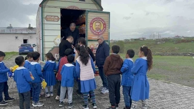 Oyuncak karavanı Kars&rsquo;ta minik y&uuml;rekleri ısıttı
