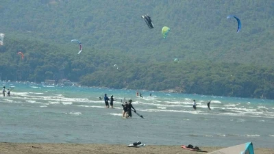 Oyuncu Deniz’den Akyaka’ya övgü: &quot;Uçurtma sörfü için mükemmel bir yer&quot;
