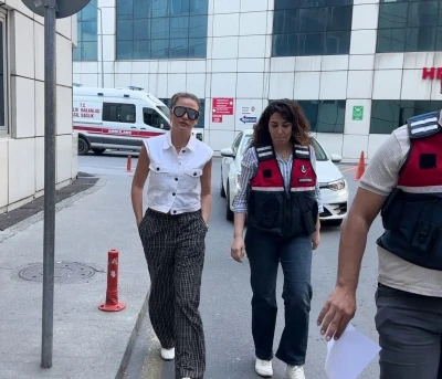 Oyuncu Serenay Sarıkaya sağlık kontrol&uuml;nden ge&ccedil;irildi
