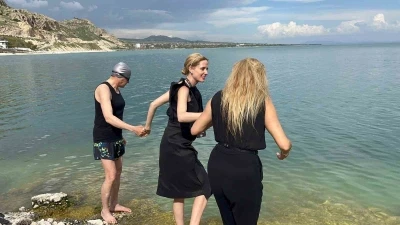 Oyuncu Wilma Elles ve Tuşba &Ouml;zay Van G&ouml;l&uuml;&rsquo;ne girdi
