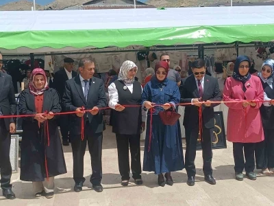 &Ouml;zalp Halk Eğitim Merkezi M&uuml;d&uuml;rl&uuml;ğ&uuml;n&uuml;n yılsonu sergisi yoğun ilgi g&ouml;rd&uuml;
