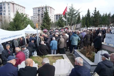 Ozan Arif, 7. &ouml;l&uuml;m yıl d&ouml;n&uuml;m&uuml;nde mezarı başında anıldı
