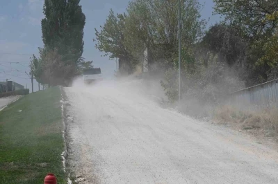 (ÖZEL) Baksan’daki alt yapı çalışmaları sonrası yollar toz duman
