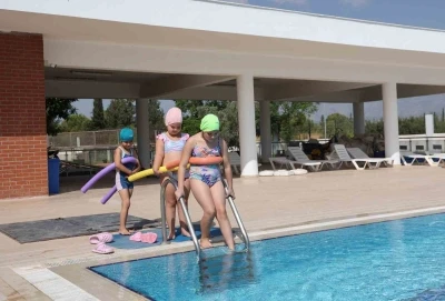 Özel bireyler yüzme kurslarıyla dolu dolu bir yaz geçiriyor
